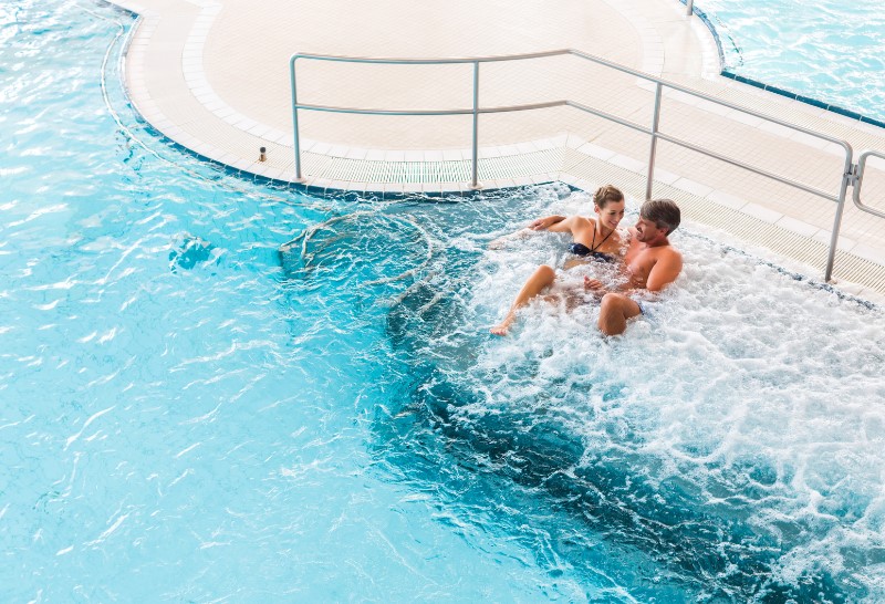 Schwimmbad, Sauna und Massage zur Erreichung eines ganzheitlichen Wohlbefindens 